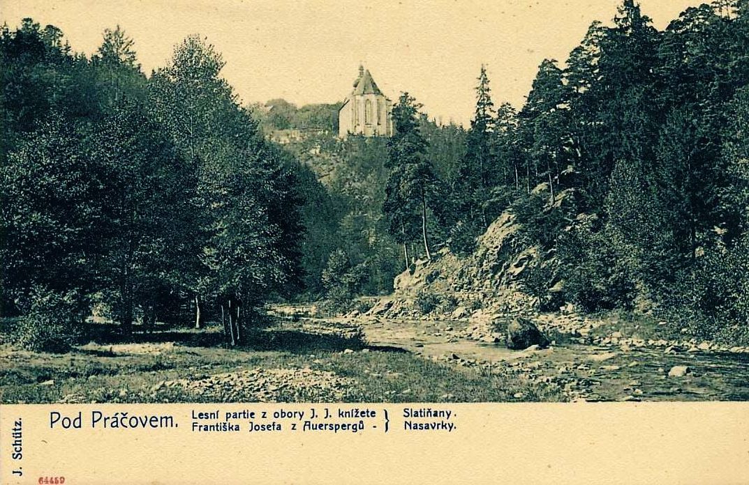 Pohlednice kostela Sv. Jakuba před rokem 1900 ještě s původní cibulovitou střechou věže.